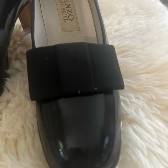 Black patent heels with grosgrain bow. Enzo Angiolini - Picture 2 of 7